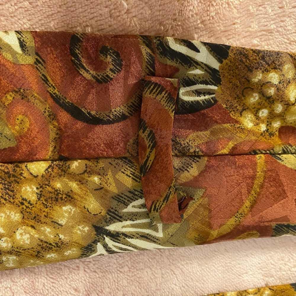Elegant Men's Tie with Red and Gold Floral Pattern - Picture 6 of 8